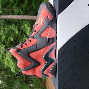 Used pair men size 10.5 reebok kamikaze II sonic alternate